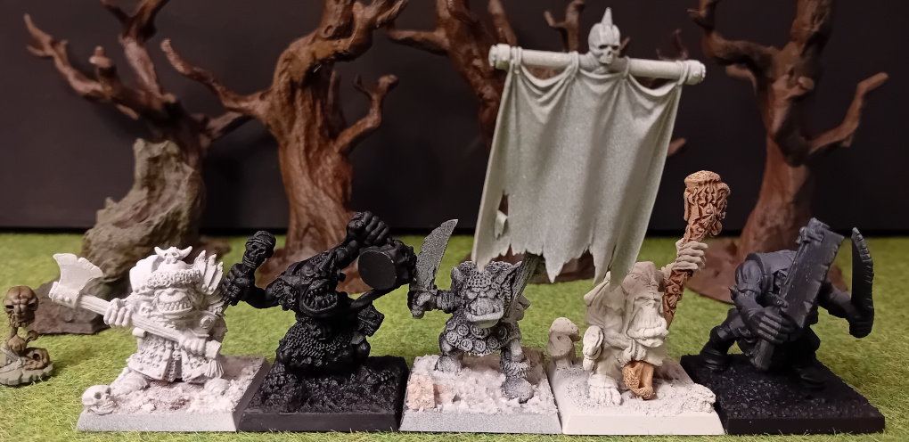 Fünf ältere Tabletop-Orkminiaturen auf 30mm-Bases für The Old World